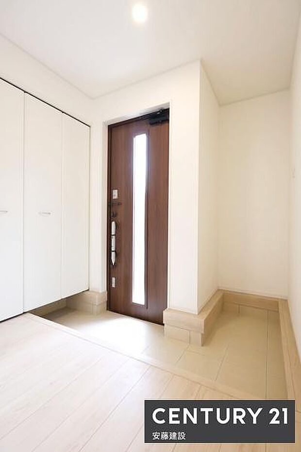 【　玄関　/　entrance　】住む人を毎日見送り迎え入れる、清潔感のある玄関かさばりやすいベビーカーやアウトドア用品、濡れた雨具もそのまま収納可能なスペース完備