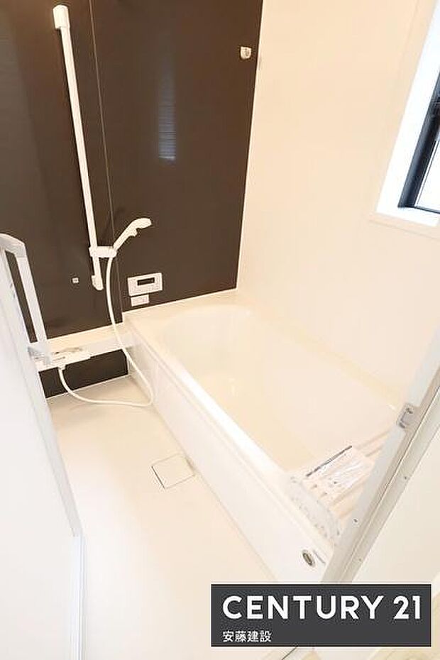 【　浴室　/　Bathroom　】ブラックのアクセントパネルで優雅な空間を演出したシステムバス
