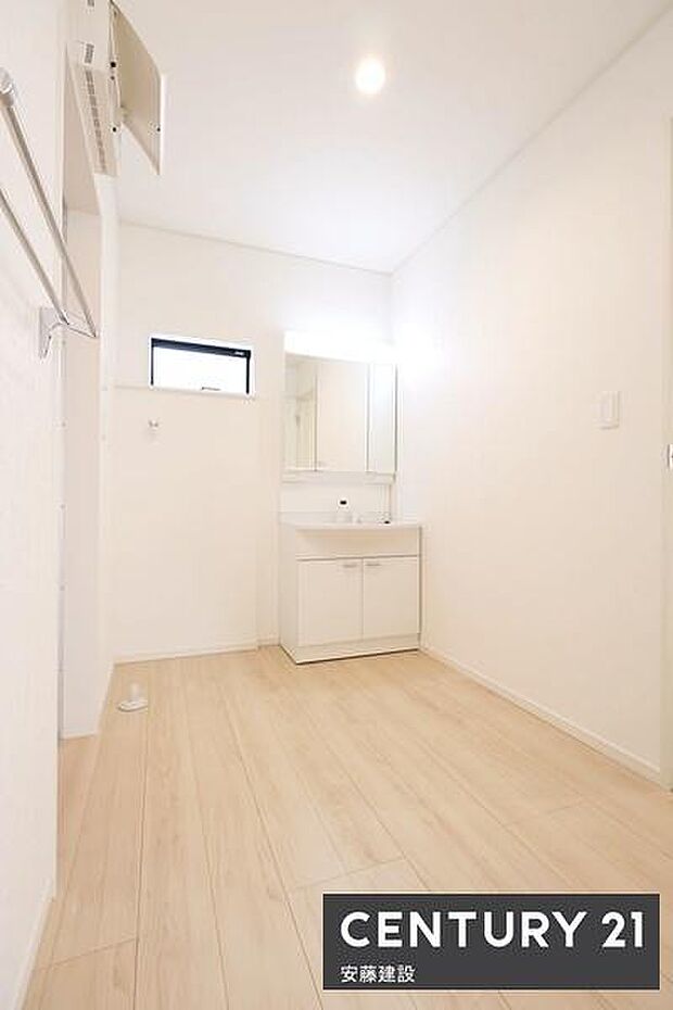 【　洗面所　/　Washroom　】清潔感溢れる洗面所は、忙しい朝もストレスフリーに身支度できそうな空間室内物干しを付ければ雨の日も安心して洗濯できます！