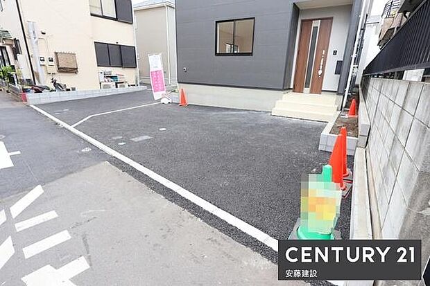 【　駐車場　/　parking　】並列2台可能な駐車スペースご夫婦それぞれのお車をお家横に停めることができます