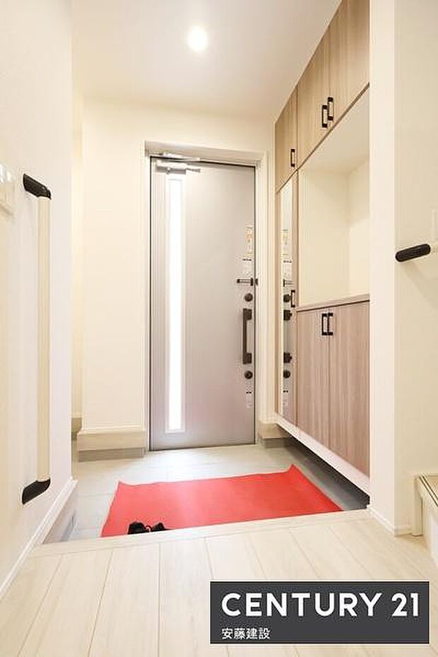 【 玄関 / entrance 】白を基調とした清潔感あふれる玄関は、間口が広く開放的な空間