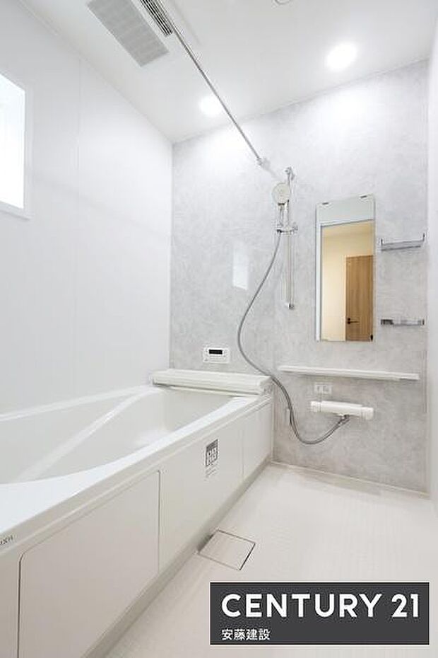 【 浴室 / Bathroom 】ゆったりと至福のバスタイムを過ごせそうな清潔感ある浴室浴室暖房乾燥機が備わっており換気しやすく、冬場は過度な温度差を防げます