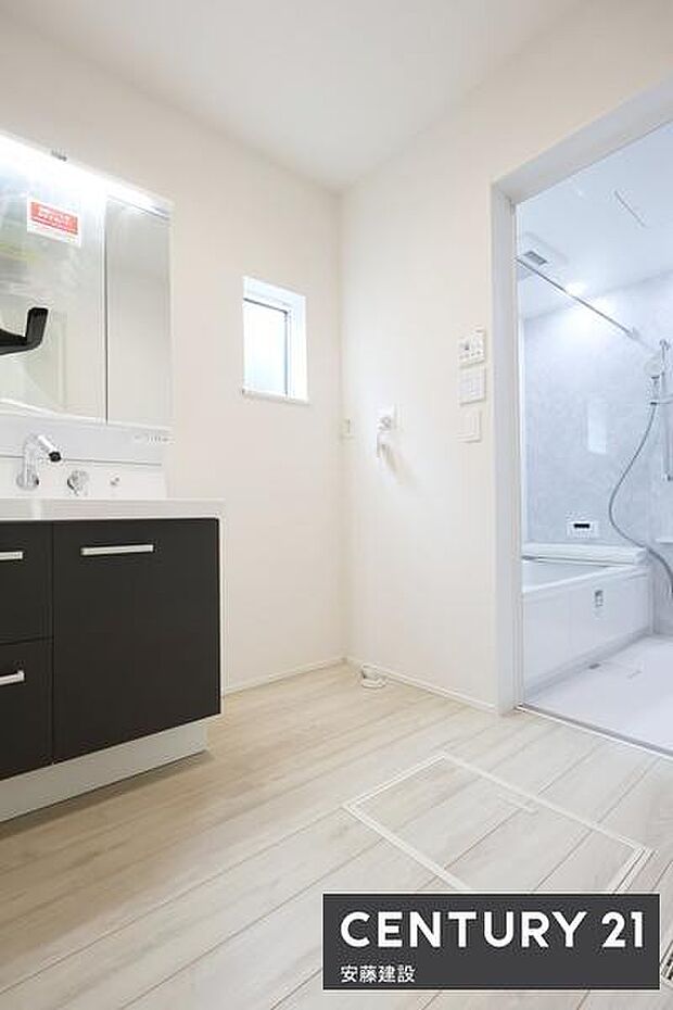 【 洗面所 / Washroom 】清潔感溢れる洗面所は、忙しい朝もストレスフリーに身支度できそうな空間