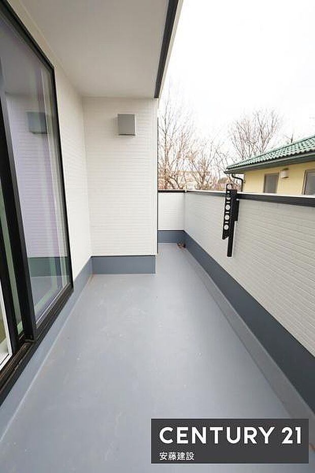 【　バルコニー　/　Balcony　】2部屋から出入可能な南東向きバルコニー！たっぷりの日差しを浴びて洗濯物がしっかり乾きます