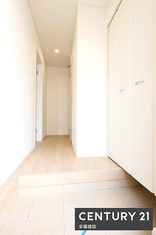【 玄関 / entrance 】住む人を毎日見送り迎え入れる、清潔感のある玄関散らかりがちな玄関もすっきり片付くシューズボックス完備!