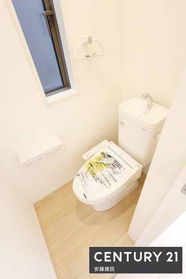 【 トイレ / toilet 】明るく清潔的なウォシュレット付きトイレ開閉がしやすい窓位置で換気や窓自体の掃除もしやすいのがポイント!
