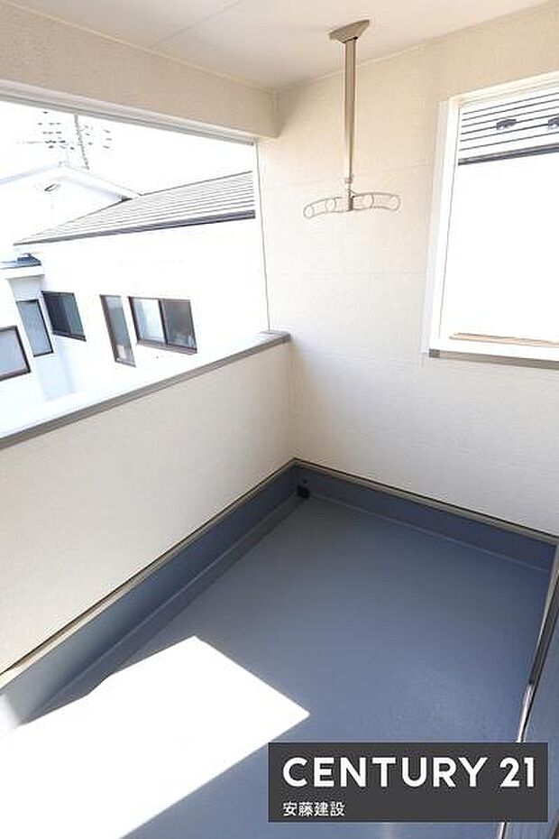 【 バルコニー / Balcony 】天候を気にせず洗濯ができる南東向きインナーバルコニー!ワイドバルコニーのため洗濯物の量が多くても安心です