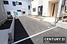 駐車場：【　駐車場　/　parking　】駐車2台可能なスペース（車種により3台可）洗車やバイク・自転車置き場などにも役立つしっかりとした広さです
