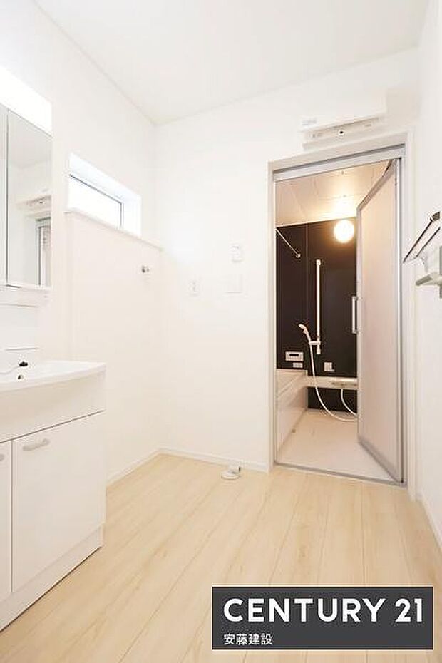 【 洗面所 / Washroom 】清潔感溢れる洗面所は、家族みんなが快適に使えるよう配慮された空間バタバタしがちな朝の時間も、ゆとりをもって過ごせます!