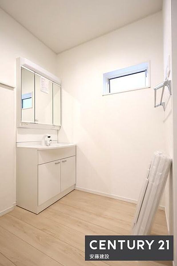 【 洗面所 / Washroom 】清潔感溢れる洗面所は、家族みんなが快適に使えるよう配慮された空間バタバタしがちな朝の時間も、ゆとりをもって過ごせます!