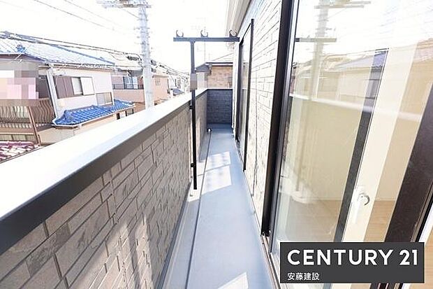 【 バルコニー / Balcony 】リビング、洋室から出入り可能な南西向きバルコニー!陽当りがよく洗濯物もしっかり乾きます