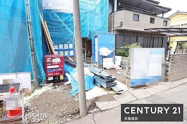 【 駐車場 / parking 】並列2台可能な駐車スペースご夫婦それぞれのお車をお家の前に停めることができます