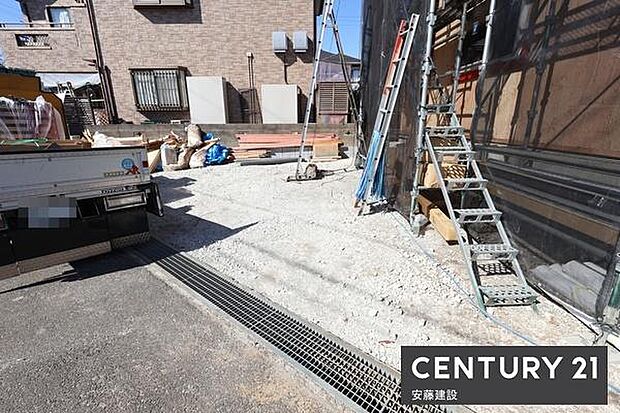 【 駐車場 / parking 】車種により並列2~3台可能な駐車スペース