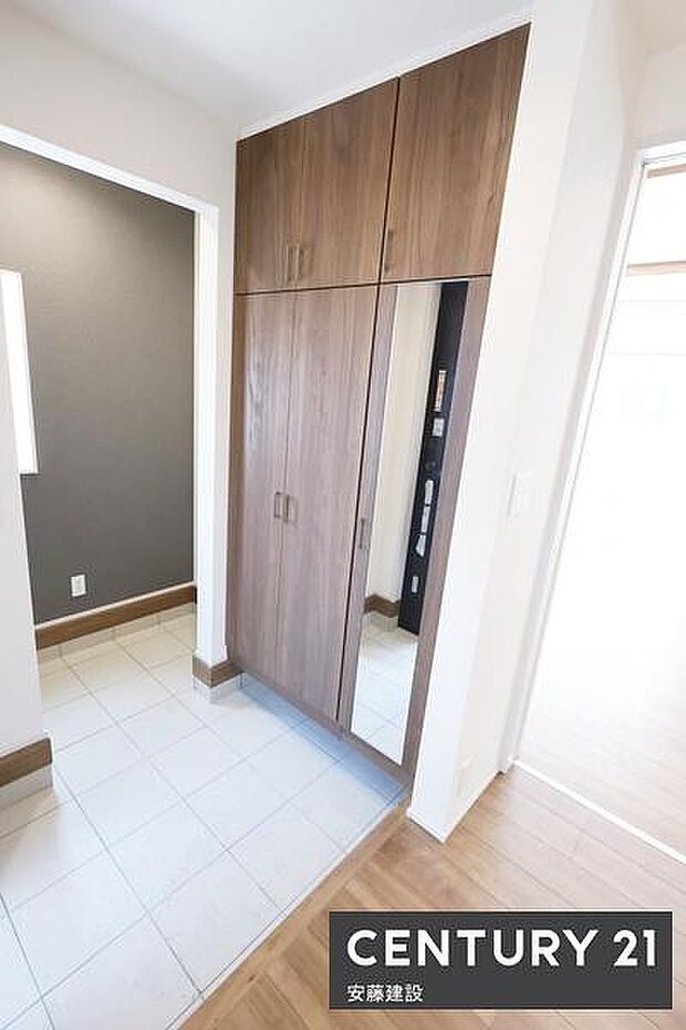 【 玄関 / entrance 】住む人を毎日見送り迎え入れる、清潔感のある玄関間口が広く開放的な空間