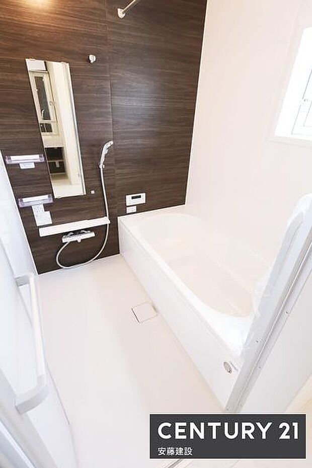 【 浴室 / Bathroom 】ゆったりと至福のバスタイムを過ごせそうな清潔感ある浴室ホスクリーンが備わっており、雨の日でも室内部屋干し可能