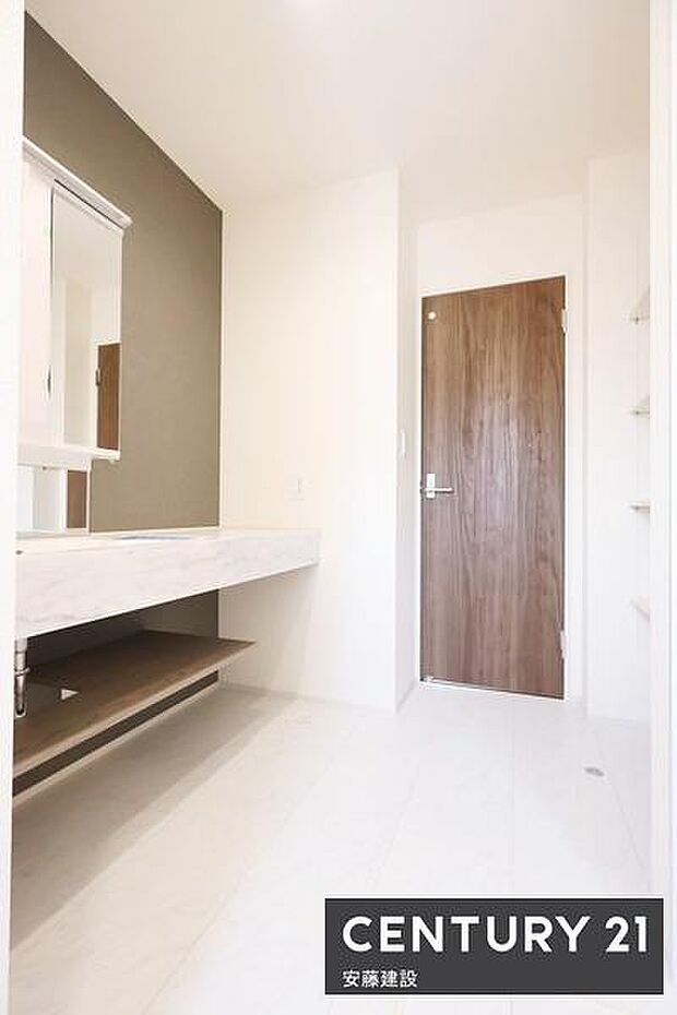【 洗面所 / Washroom 】清潔感溢れる洗面所は、家族みんなが快適に使えるよう配慮された空間バタバタしがちな朝の時間も、ゆとりをもって過ごせます!