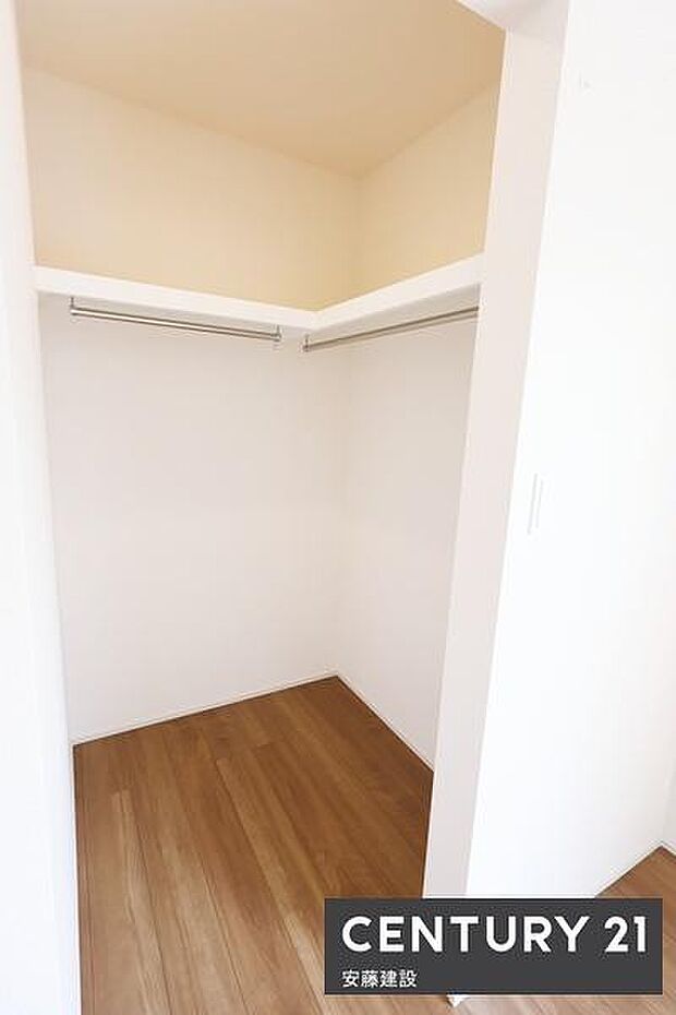 【 WIC 】毎日の洋服選びも楽しめるWIC完備!洗濯物を畳まずにそのまま取り込んでラックにかけるだけの快適収納