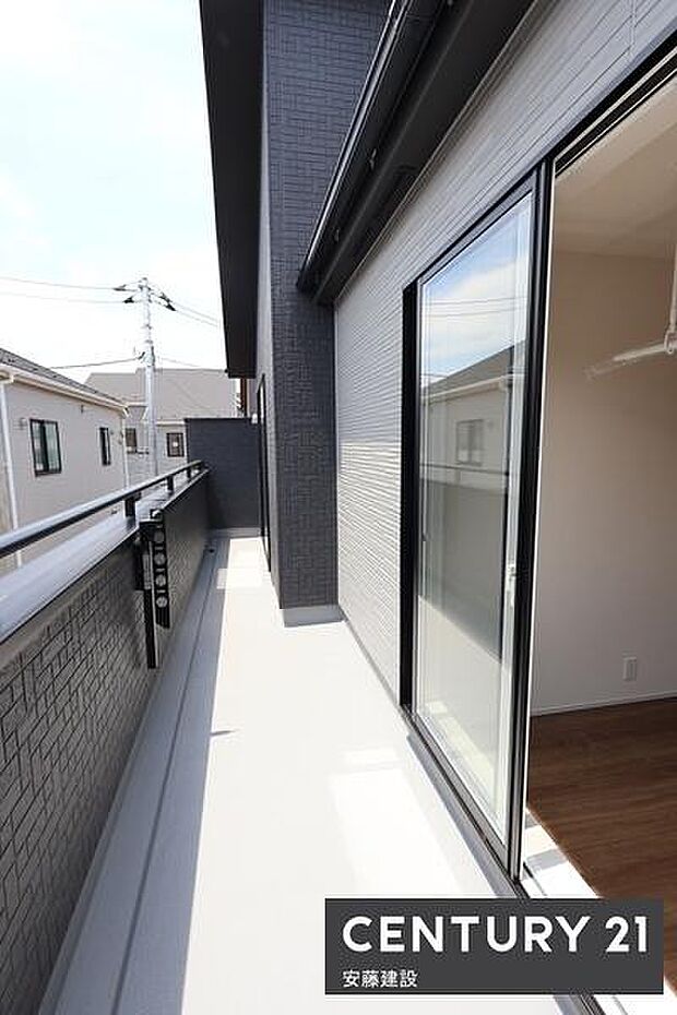 【 バルコニー / Balcony 】2部屋から出入可能な南向きバルコニー!横に長く洗濯物をたくさん干せそうな空間
