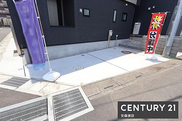 【 駐車場 / parking 】駐車1台可能なスペース※建物挟んでもう一台駐車場完備