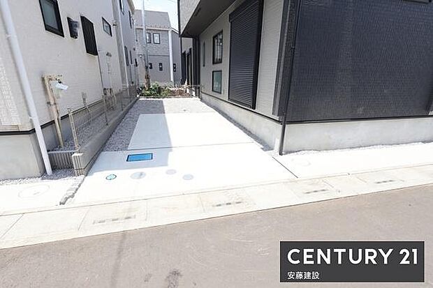 【 駐車場 / parking 】1台可能な駐車スペース建物挟んで向かい側にもう1台駐車可能