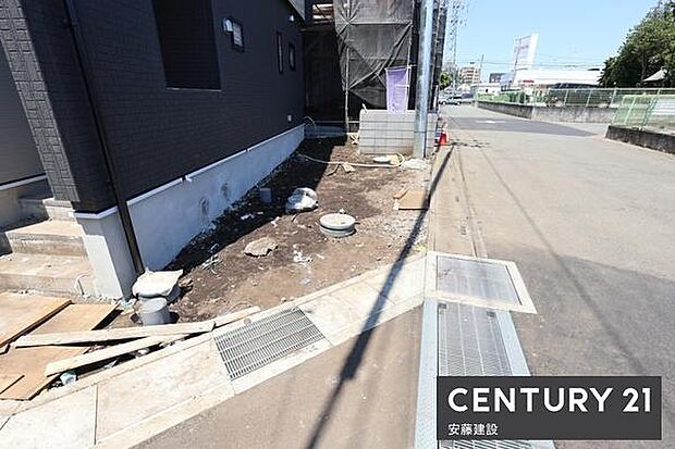 【 駐車場 / parking 】駐車1台可能なスペース※建物挟んでもう一台駐車場完備
