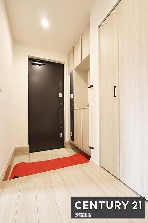 【　玄関　/　entrance　】住む人を毎日見送り迎え入れる、落ち着いた雰囲気の玄関※家具は販売価格に含まれません。