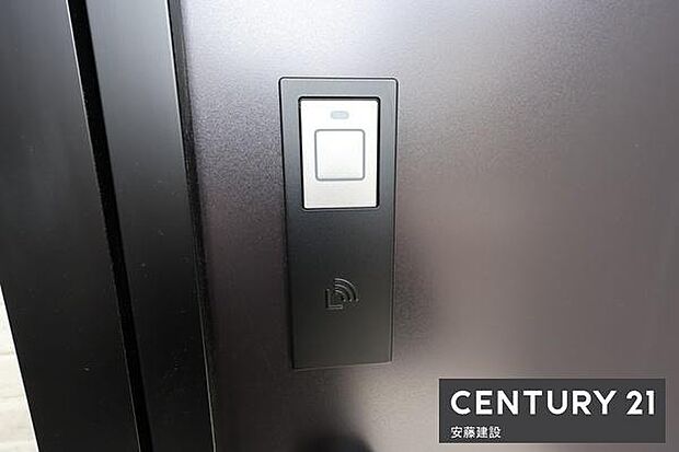 【 玄関 / entrance 】専用キーがあればワンタッチで開閉可能なスマートキー搭載!買い物帰りや雨の日、子どもと手が離せないときでもすぐに施錠できてうれしい機能