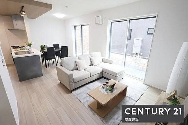 【 リビング / 15.75帖 】二面採光で陽当・風通良好なゆとりのあるLDK!ダイニングテーブルとソファーを置いてもゆとりが生まれる空間※家具は販売価格に含まれません。