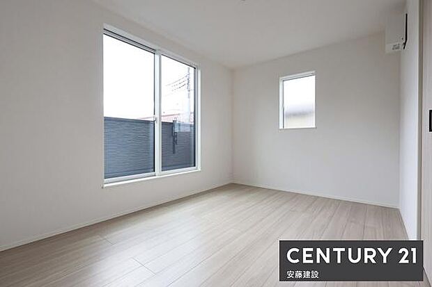 【　寝室　/　6.25帖　】二面採光で陽当・風通良好な寝室！クローゼット完備ダブルベットを置いてもゆとりがあり、夫婦でも使いやすい居室