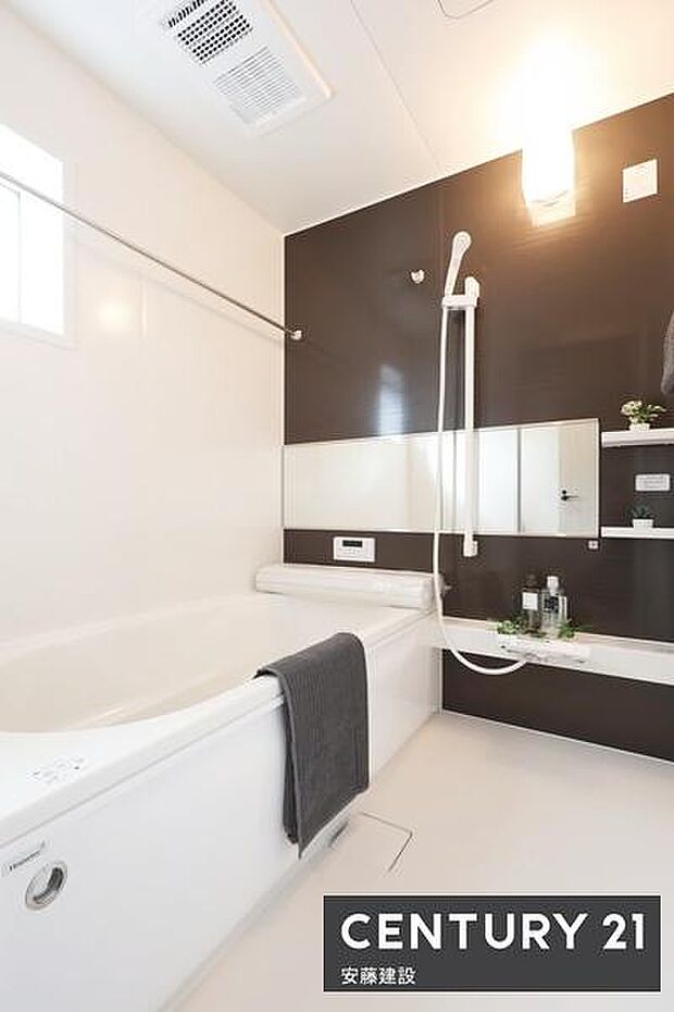 【 浴室 / Bathroom 】ゆったりと至福のバスタイムを過ごせそうな清潔感ある浴室浴室暖房乾燥機が備わっており換気しやすく、冬場は過度な温度差を防げます