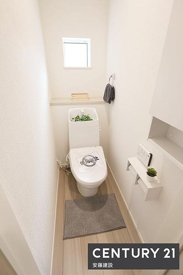 【 トイレ / toilet 】明るく清潔的なウォシュレット付きトイレ開閉がしやすい窓位置で換気や窓自体の掃除もしやすいのがポイント!