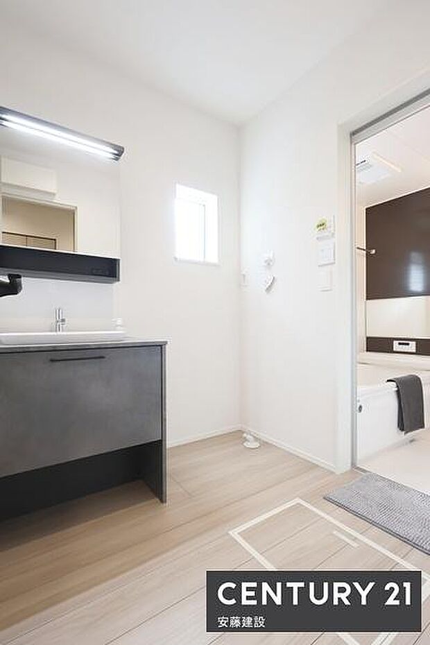 【　洗面所　/　Washroom　】清潔感溢れる洗面所は、忙しい朝もストレスフリーに身支度できそうな空間