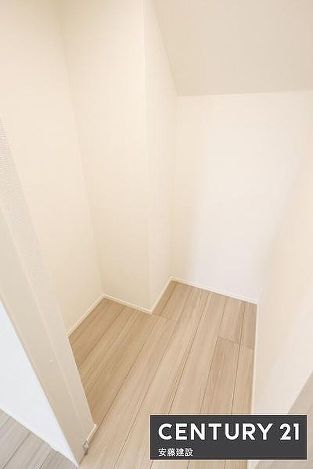 【 パントリー 】キッチン横に食料品や日用品を収納できるパントリー完備