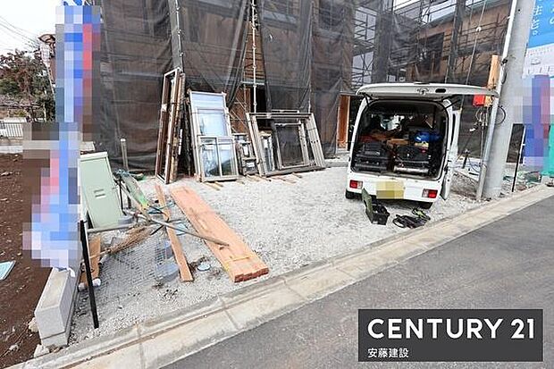 【 駐車場 / parking 】並列2台可能な駐車スペースご夫婦それぞれのお車をお家の前に停めることができます