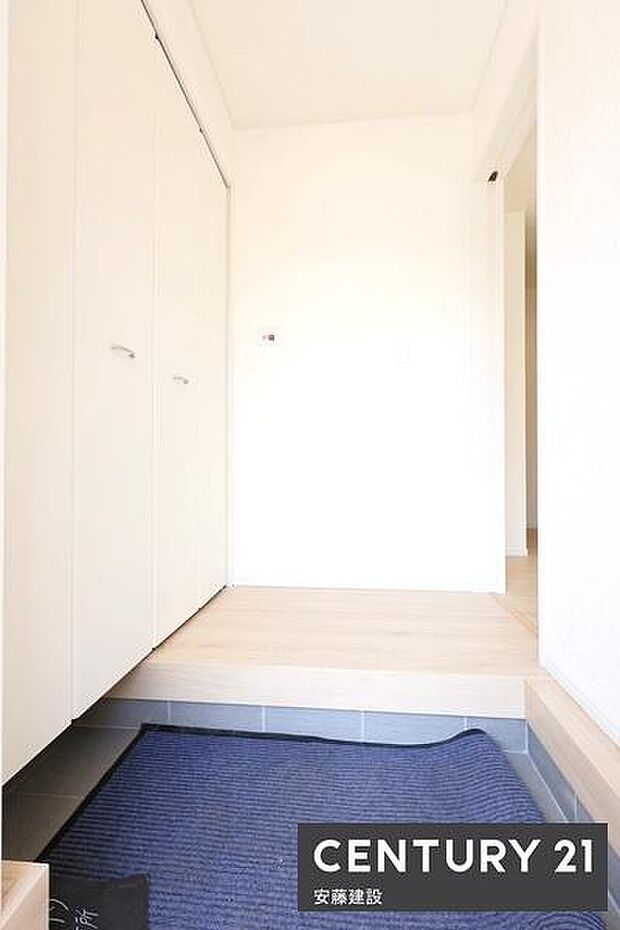 【 玄関 / entrance 】住む人を毎日見送り迎え入れる、清潔感のある玄関散らかりがちな玄関もすっきり片付くシューズボックス完備!