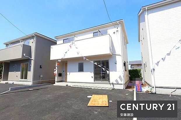防犯カメラや電子キー、TVモニター付インターホン等が備わったセキュリティ面安心の邸宅