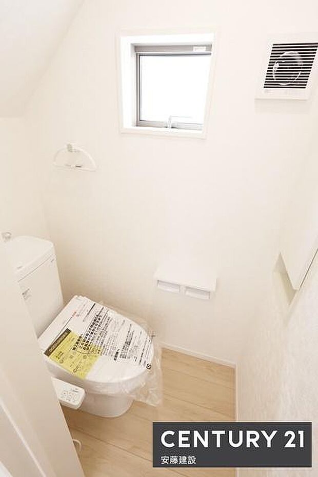 【 トイレ / toilet 】清潔的なウォッシュレット付きトイレトイレットペーパーや掃除用具をしまえる収納付き