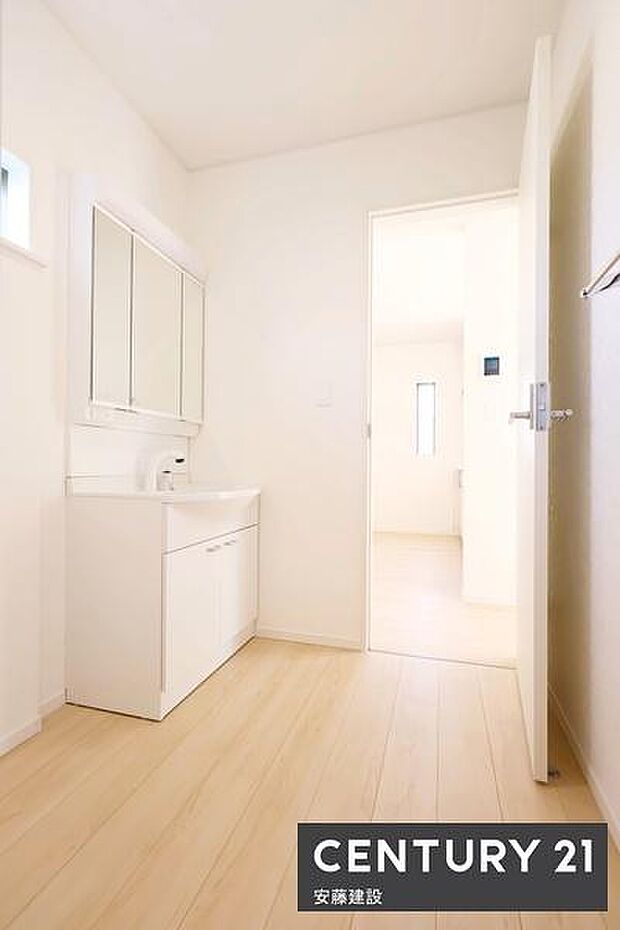 【 洗面所 / Washroom 】清潔感溢れる洗面所は、家族みんなが快適に使えるよう配慮された空間バタバタしがちな朝の時間も、ゆとりをもって過ごせます!