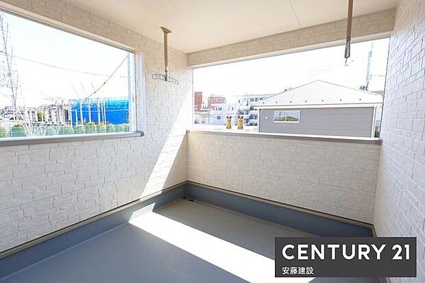 【 バルコニー / Balcony 】天候を気にせず洗濯ができる南西向きインナーバルコニー!ワイドバルコニーのため洗濯物の量が多くても安心です