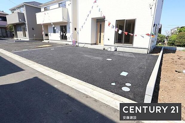 【 駐車場 / parking 】並列2台可能な駐車スペースご夫婦それぞれのお車をお家の前に停めることができます