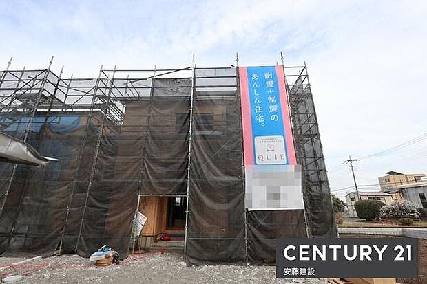 防犯カメラや電子キー、TVモニター付インターホン等が備わったセキュリティ面安心の邸宅