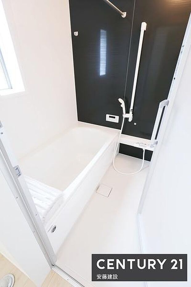【 浴室 / Bathroom 】ゆったりと至福のバスタイムを過ごせそうな清潔感ある浴室浴室乾燥機が備わっており換気しやすく、冬場は過度な温度差を防げます