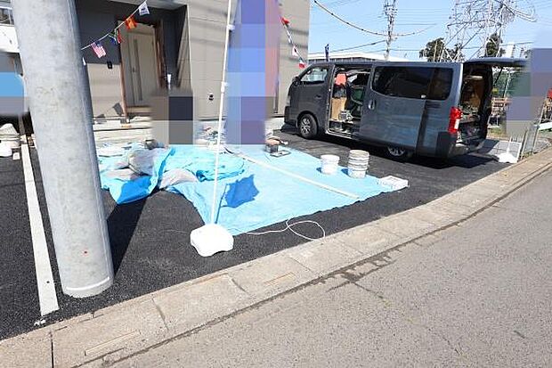 【 駐車場 / parking 】並列2台可能な駐車スペースご夫婦それぞれのお車をお家の前に停めることができます