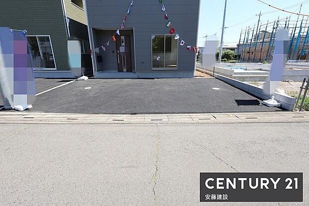 【　駐車場　/　parking　】並列2台可能な駐車スペースご夫婦それぞれのお車をお家の前に停めることができます