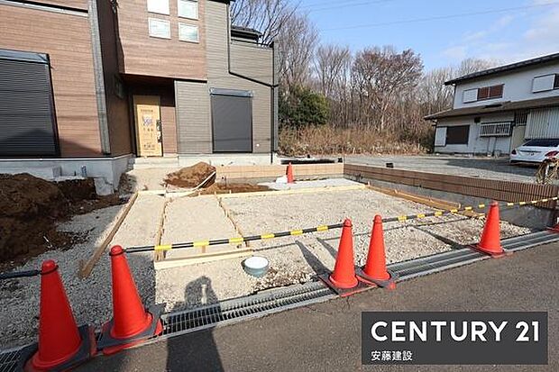 【 駐車場 / parking 】並列3台駐車可能なスペース洗車やバイク・自転車置き場などにも役立つしっかりとした広さです