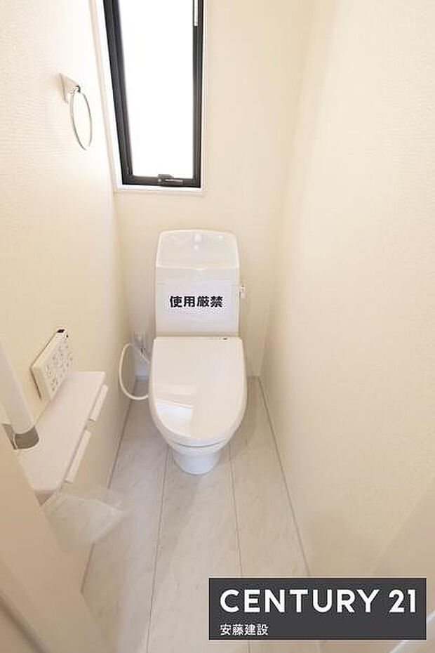 【 トイレ / toilet 】明るく清潔的なウォシュレット付きトイレ開閉がしやすい窓位置で換気や窓自体の掃除もしやすいのがポイント!