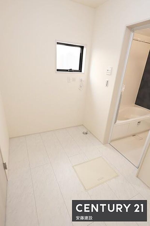 【 脱衣所 / Washroom 】明るくゆとりある広さの脱衣所!洗面化粧台と分かれており、家庭内でのプライベート性も確保できる設計洗濯バーを天井に増設すれば部屋干し空間にもできます
