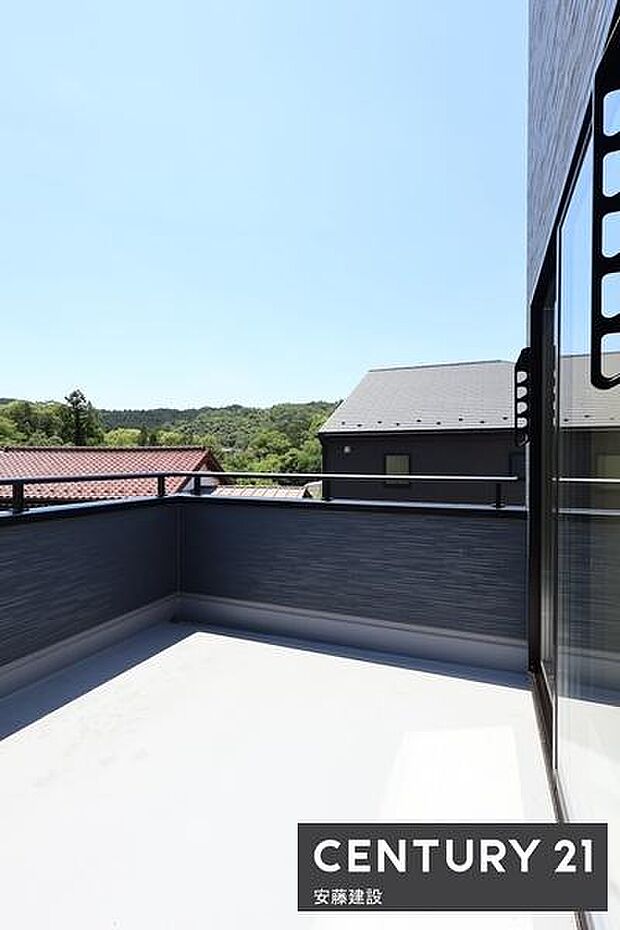 【 バルコニー / Balcony 】2部屋から出入可能な南向きバルコニー!ワイドバルコニーのため洗濯物の量が多くても安心です