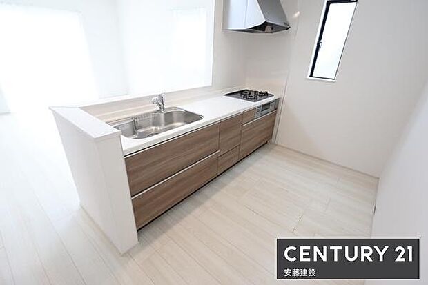 【 キッチン / Kitchen 】リビングを見渡せるオープンキッチンで、お料理の受け渡しもスムーズ!窓があり熱やにおいがこもりにくい設計