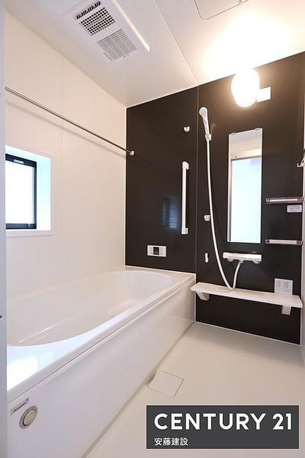 【 浴室 / Bathroom 】ホテルのような上質なデザインのシステムバス浴室暖房乾燥機が備わっており換気しやすく、冬場は過度な温度差を防げます